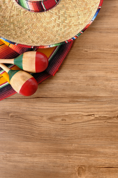 Μεξικού σομπρέρο και κουβέρτα σε ξύλινο πάτωμα πεύκης - Φωτογραφία, εικόνα