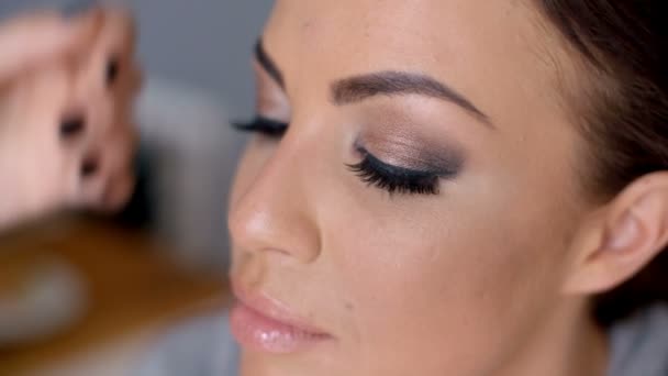 Esthéticienne appliquer le maquillage sur un modèle
 - Séquence, vidéo