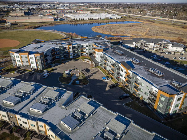 Boeiend drone beeld van Stonebridge, Saskatoon, met de nadruk op de harmonieuze mix van moderne huizen, parken en voorzieningen. - Foto, afbeelding