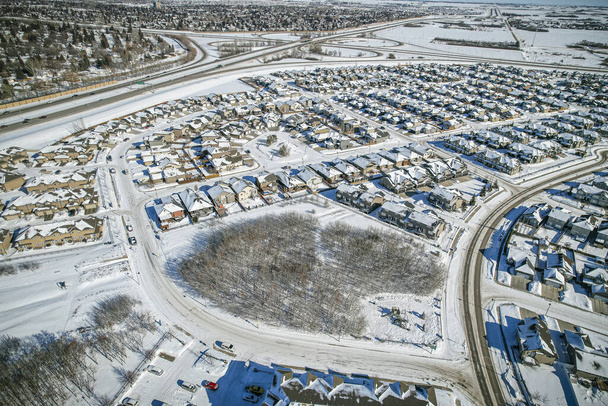 Imagen cautivadora del dron de Stonebridge, Saskatoon, destacando su armoniosa mezcla de hogares modernos, parques y comodidades. - Foto, Imagen