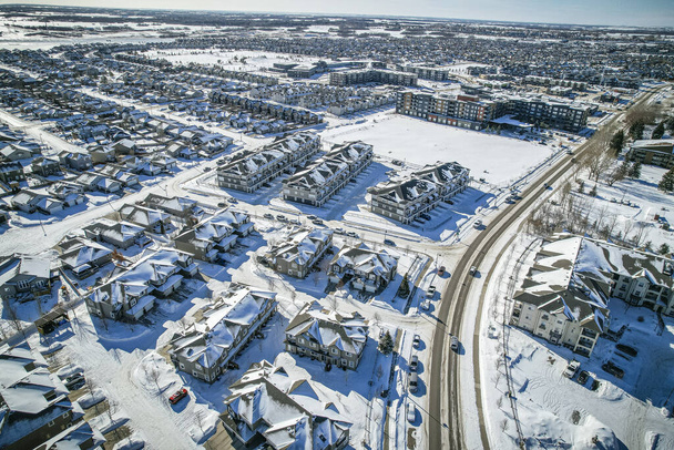 Kiehtova drone kuva Stonebridge, Saskatoon, korostaen sen harmoninen sekoitus nykyaikaisia koteja, puistoja ja mukavuuksia. - Valokuva, kuva