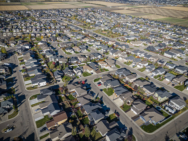 Drone γυρίστηκε πάνω από Willowgrove, Saskatoon, τονίζοντας την οικιστική ομορφιά της, σύγχρονους δρόμους, και ζωντανή χώρους της κοινότητας. - Φωτογραφία, εικόνα