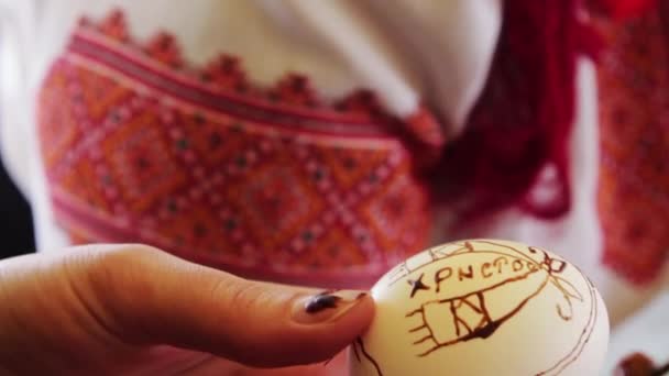 Man paints the Easter Egg - Video