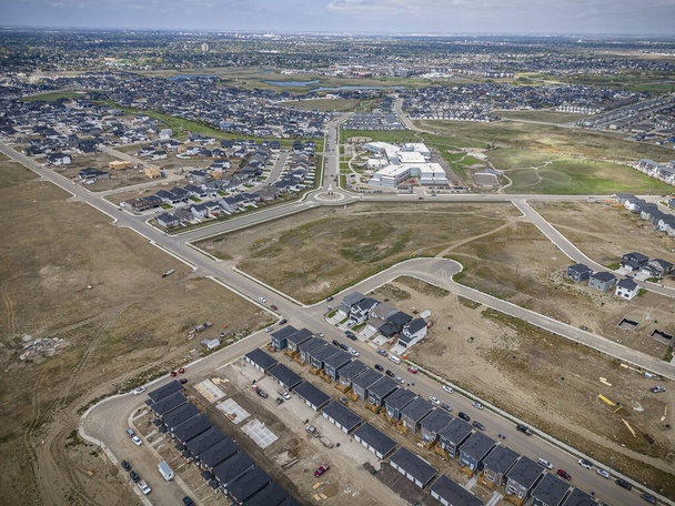 Vue aérienne par drone de Rosewood, Saskatoon, mettant en valeur son aménagement résidentiel, ses espaces verts et sa vie communautaire dynamique. - Photo, image