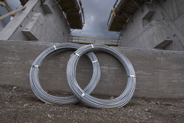 alambre de acero, material común y duradero en la producción industrial - Foto, Imagen