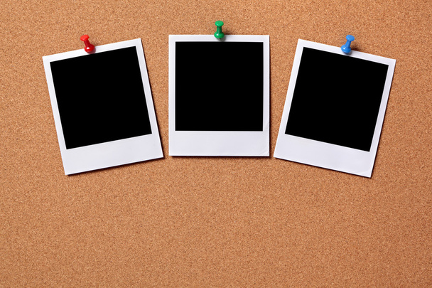 Três fotos em branco presas a uma placa de cortiça
 - Foto, Imagem