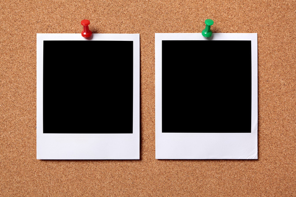 zwei leere Fotos an eine Korkplatte geheftet - Foto, Bild