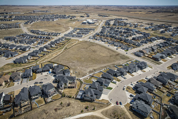 Vue aérienne par drone de Rosewood, Saskatoon, mettant en valeur son aménagement résidentiel, ses espaces verts et sa vie communautaire dynamique. - Photo, image