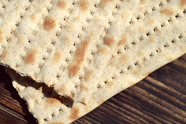 Hagyományos zsidó kenyér matzo, a fából készült asztal - Fotó, kép