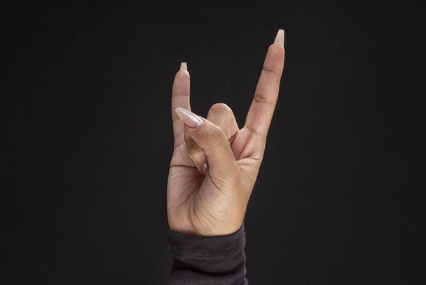ženské ruce s velkými nehty pomocí prstů, aby různé značky - Fotografie, Obrázek