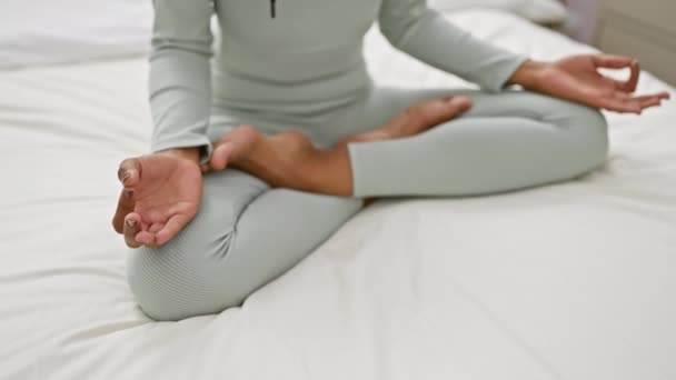 Meditující mladá žena cvičit bdělost v klidné ložnici nastavení, na sobě ležérní oblečení. - Záběry, video