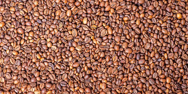 Pečená kávová zrna jako pozadí. Makro foto kávových zrn. - Fotografie, Obrázek