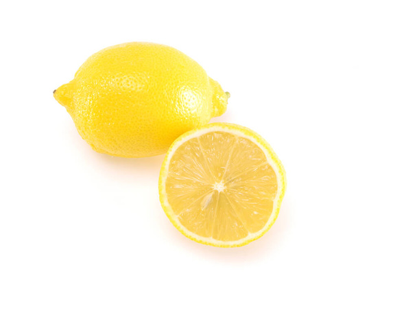 Fruto fresco de limón amarillo orgánico con corte por la mitad aislado sobre fondo blanco - Foto, Imagen