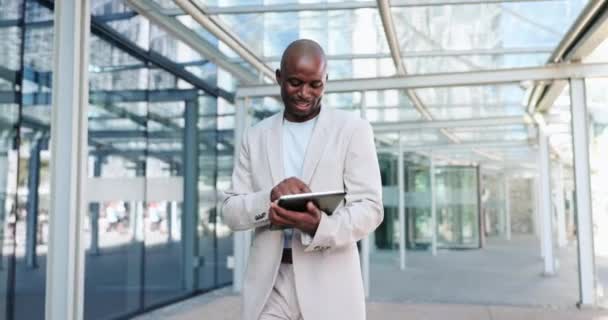 Siyahi adam, tablet ve iş, şehir ve daktilo, dijital ve teknoloji. Çalışıyor, Cape Town 'da çalışıyor ve kentsel alanlarda, ofis binalarında ve iş adamlarında ağ kurmak ve e-postaları kontrol etmek için meşgul. - Video, Çekim