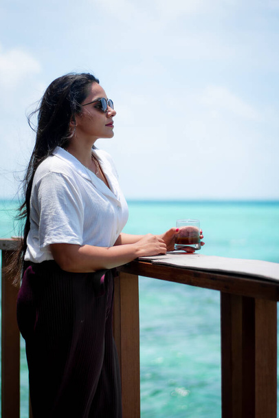 Картина індійської моделі в білій сукні та відтінках, зроблених на Мальдівах - Фото, зображення