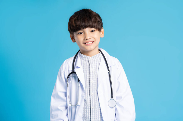 Азиатский портрет мальчика на синем фоне - Фото, изображение