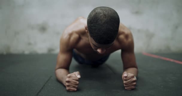 Άνδρας, γυμναστήριο και planking στο γυμναστήριο για προπόνηση, άσκηση ή προπόνηση με χώρο mockup. Πορτρέτο του σοβαρού ενεργού άνδρα σε σανίδα για δύναμη πυρήνα, ισχυρό μυ ή πρακτική στο γυμναστήριο. - Πλάνα, βίντεο