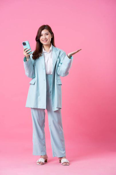 Азіатський портрет бізнес-леді на рожевому фоні - Фото, зображення