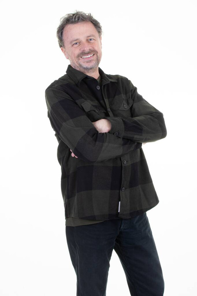 glimlachende man geluk in geruite shirt met lange mouwen katoen flanel middelbare leeftijd knappe man op witte achtergrond - Foto, afbeelding