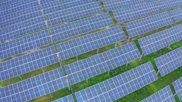 Αεροφωτογραφία του ηλιακή μονάδα παραγωγής ενέργειας   - Πλάνα, βίντεο