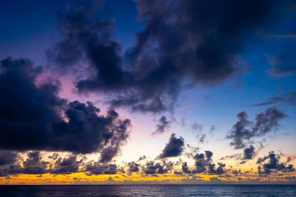 Hämmästyttävä auringonlasku tai auringonnousu taivas merimaiseman yllä, kaunis värikäs luonnon valo veneillä meressä, Majesteettinen luonto näkymä merimaisemaan - Valokuva, kuva