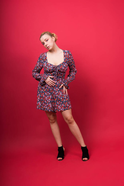 Mujer rubia atractiva seductora posando en lencería de moda en un estudio - Foto, Imagen