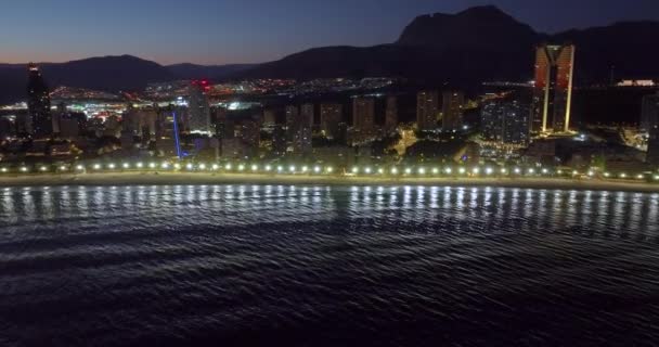 Luftaufnahme der Beleuchtungsstadt Benidorm, Spanien bei Nacht mit Hochhäusern. - Filmmaterial, Video