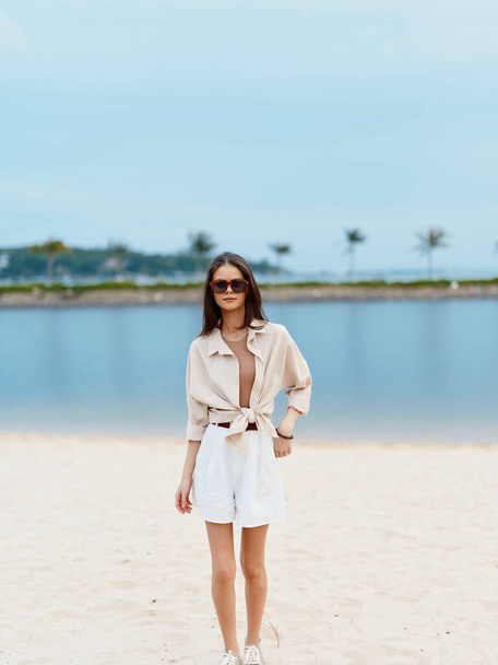 Elegante jovem caucasiana do sexo feminino desfrutando de umas férias de praia solo: Beleza em Azul e Branco - Foto, Imagem
