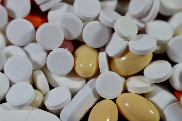錠剤,薬物コンセプト,誤用および薬物乱用コンセプト,スタックの背景とカラフルな医薬品の山,白い丸薬,茶色およびピンクの薬,選択的な焦点 - 写真・画像