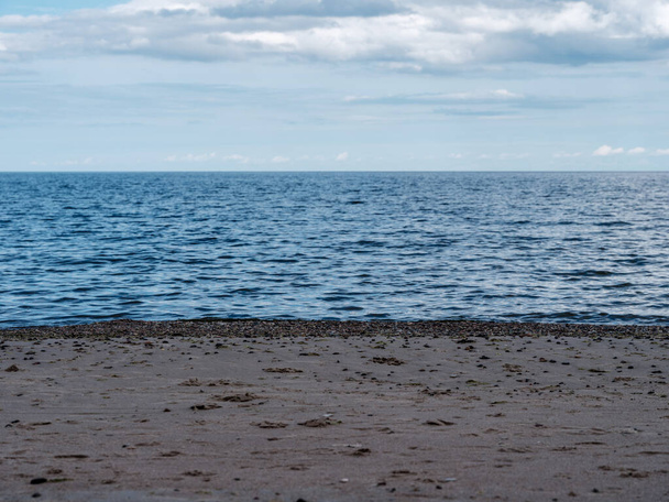 kaunis meren rannalla valkoista hiekkaa ja aaltoja kesällä - Valokuva, kuva