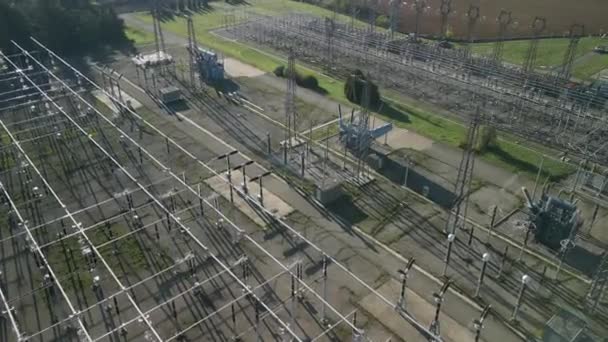 Widok z lotu ptaka na podstację dystrybucji energii elektrycznej zasilającą domy i przemysł w północnych Włoszech. - Materiał filmowy, wideo
