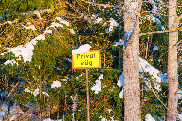 На табличці шведською мовою написано Приват - Ваг, або приватна дорога.. - Фото, зображення
