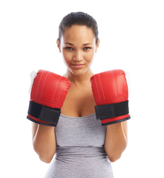 Boldog nő, portré és bokszoló készen áll a harcra verseny ellen egy fehér stúdió háttér. Női vagy profi bokszkesztyűvel az önvédelemért, a teljesítményért vagy a sportfitnesz kihívásáért. - Fotó, kép