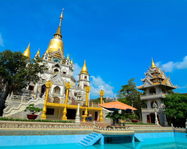 Świątynia w stylu tajskim w Sajgonie, Wietnam - Zdjęcie, obraz
