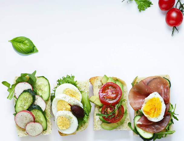 Sandwiches de bruschetta con jamón y verduras al estilo italiano - Foto, imagen