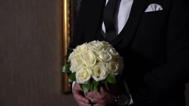Bräutigam im weißen Anzug mit Strauß - Filmmaterial, Video