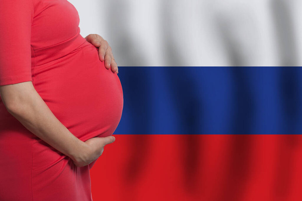 Mulher grávida barriga no fundo da bandeira russa - Foto, Imagem