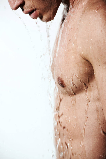 Klatka piersiowa człowieka pod prysznicem na relaks, czyszczenie włosów i ciała do rano wellness, higieny i rutyny skóry. Oporządzanie, pielęgnacja skóry i męski model z myciem mięśni wodą, samopielęgnacją i spokojną łazienką - Zdjęcie, obraz
