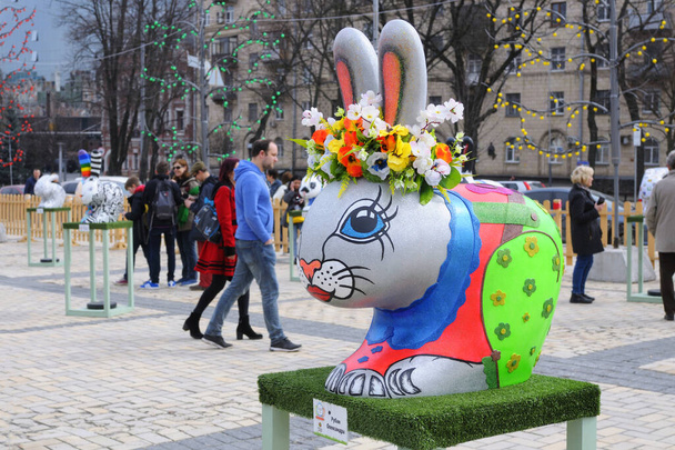 Nyúl installáció festett, mint a húsvéti tojás meg az utcán. Népművészeti Fesztivál. 2018. április 18. Kijev, Ukrajna - Fotó, kép