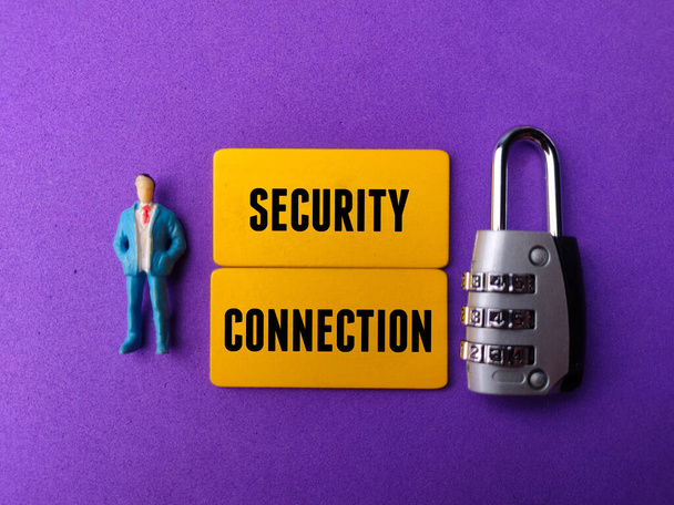 Miniatuur mensen en hangslot met het woord SECURITY CONNECTION. - Foto, afbeelding
