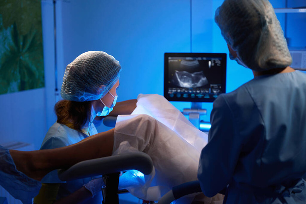 A női kórházi személyzet mesterséges megtermékenyítést végez a női betegnek a reprodukciós klinikán. Embriológia és biotechnológia - Fotó, kép