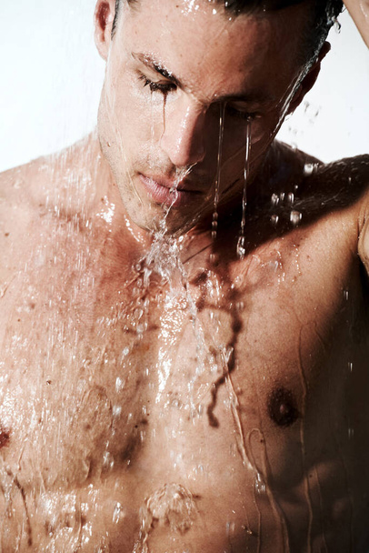 Άνδρας σε ντους που καθαρίζει τα μαλλιά, το δέρμα και το σώμα για την πρωινή ευεξία, υγιεινή και ρουτίνα. Περιποίηση, περιποίηση δέρματος και το πρόσωπο του ανδρικού μοντέλου με μυϊκή πλύση με νερό, υγιή αυτοφροντίδα και ηρεμία στο μπάνιο. - Φωτογραφία, εικόνα