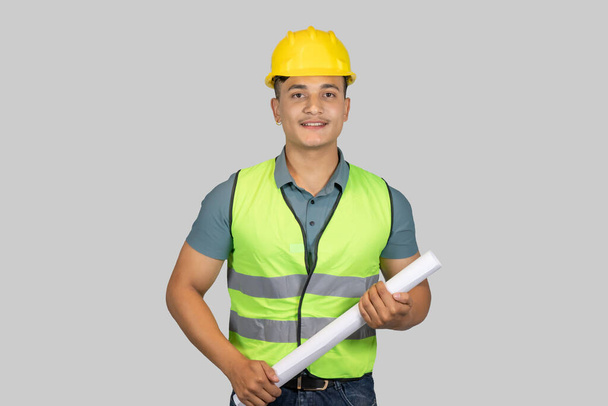 Aasian Happy Construction Worker Engineer antaa ilme eleitä kaavio ja muistikirja - Valokuva, kuva