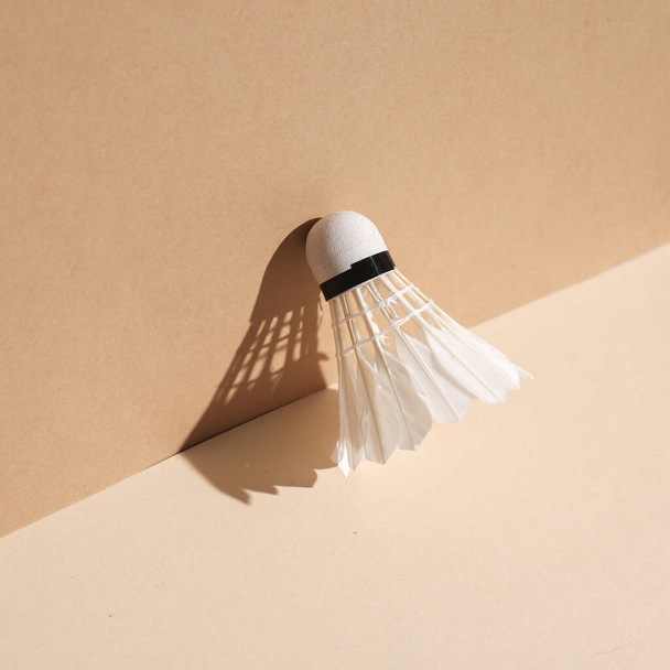 Navetta Badminton su sfondo beige con ombra. Foto minimalista. Layout creativo - Foto, immagini
