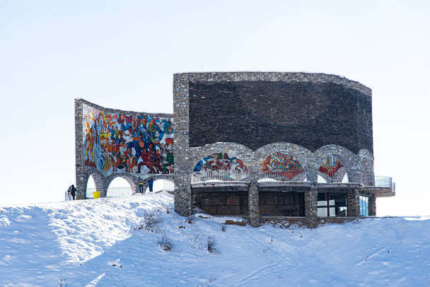 ジョージアの軍事ハイウェイに位置する冬のロシア友好記念碑の眺め - 写真・画像