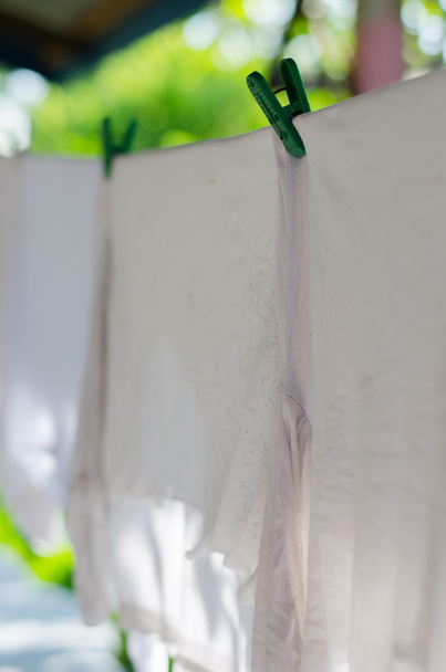 Camisa blanca colgando con clavija
 - Foto, imagen