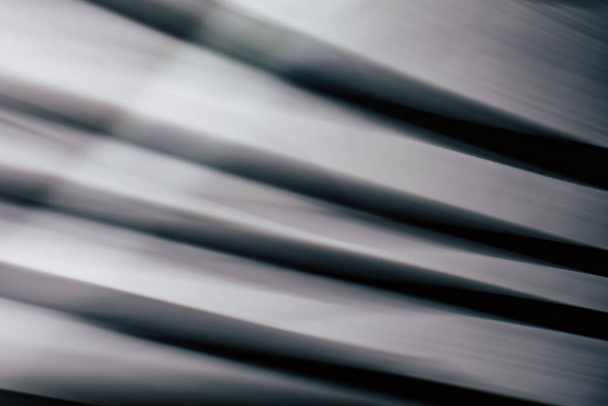 Абстрактный полосатый фон с плавными линиями и подсветкой в черно-белых тонах. Фон - Фото, изображение
