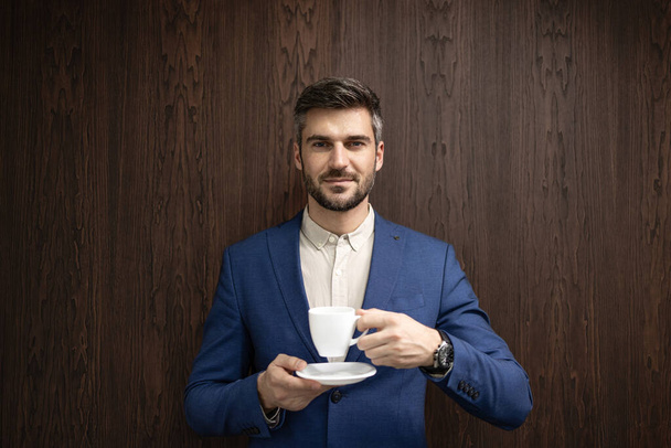 Портрет успішного менеджера, який тримає чашку кави. - Фото, зображення