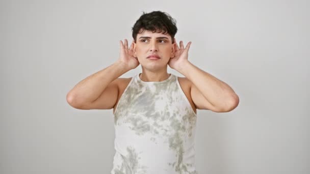 Un joven curioso con una camiseta sin mangas, tratando de escuchar chismes con las manos en las orejas. sordo, problema auditivo, aislado sobre fondo blanco - Imágenes, Vídeo