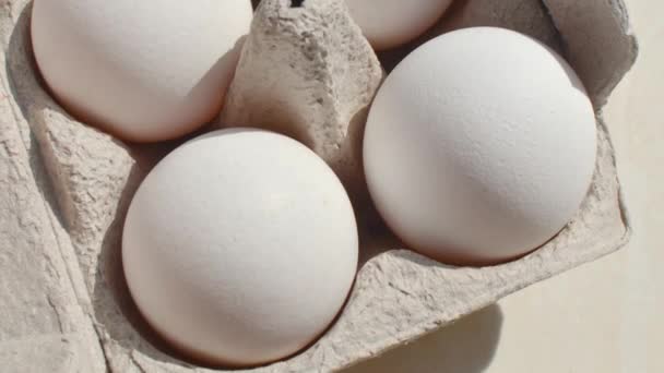 Συσκευασία αυγών κοτόπουλου στο επίκεντρο, αναδεικνύοντας την άψογη παρουσίαση αυτών των υγιών και φυσικών αυγών. - Πλάνα, βίντεο